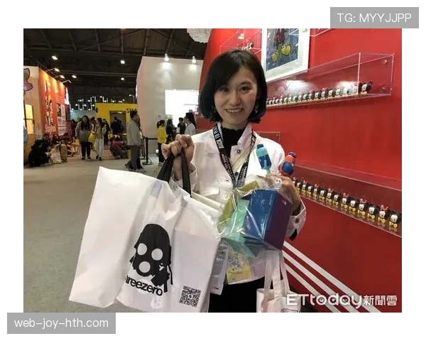 冯彦哲球馆外排队买麻辣烫，手里拎着名牌购物袋，我笑岔气了